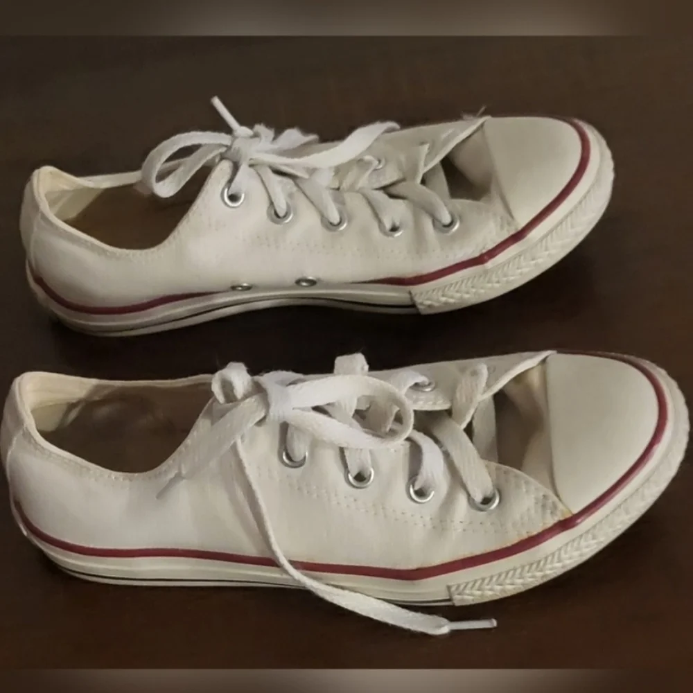 Converse youths shoes size 3
